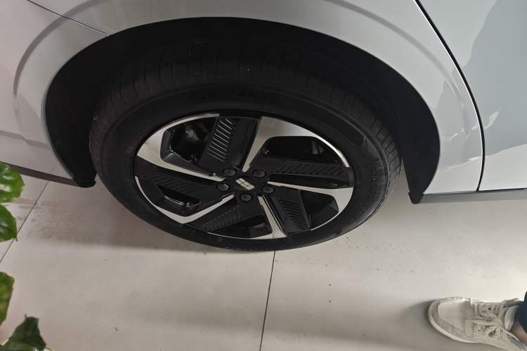 Used Geely Galaxy L6 2025 EM-i 140km Starship Edition Right Rear Wheel Hub