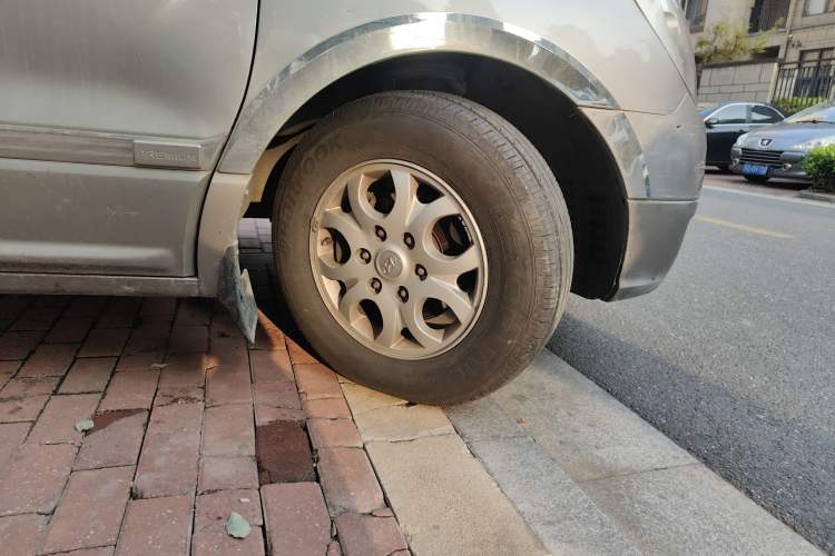 Used Hyundai H-1 Starex 2011 2.4L Luxury Edition Right Front Wheel Hub