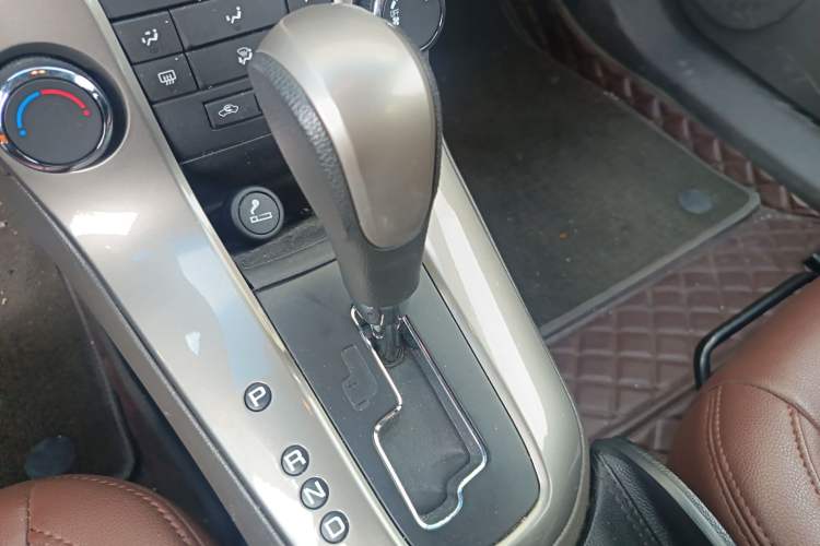 Used Chevrolet Cruze 2015 1.5L Classic SE AT Gear Lever