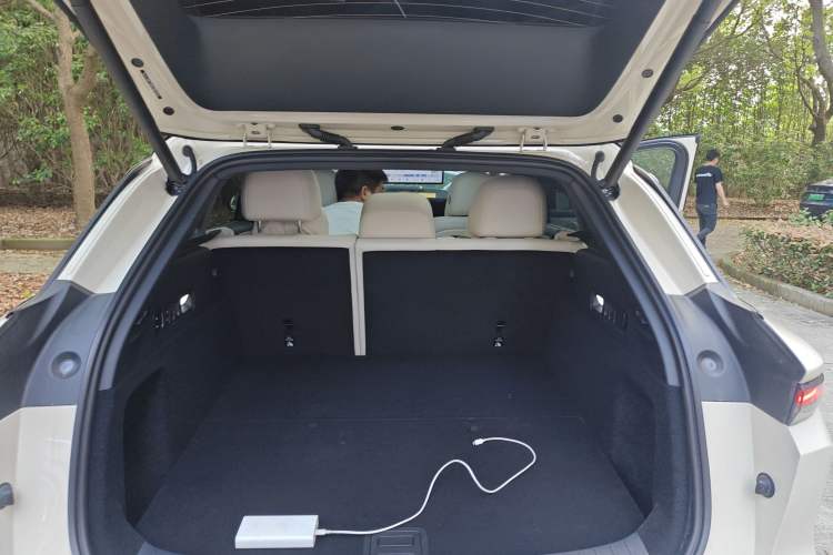 Used Li Auto i6 2025 Model Four-Wheel-Drive Standard Type
