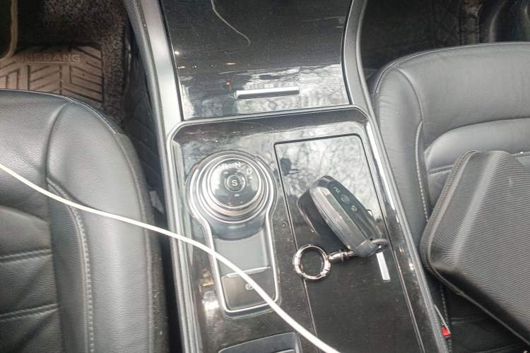 Used Ford Edge 2020 EcoBoost 245 Two-Wheel Drive Titanium 7-Seater Gear Lever