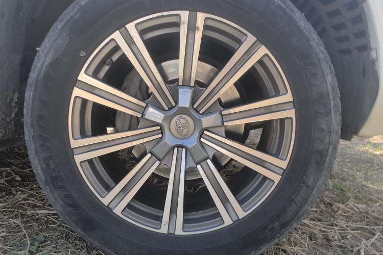 Used Toyota Land Cruiser  Right Front Wheel Hub