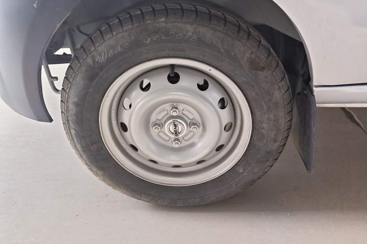 Used Jinbei Hiace X30 2023 1.5L Super-Comfortable Passenger Van 5/6/7-Seater Non-Air-Conditioned Version Model SWC15M Left Front Wheel Hub