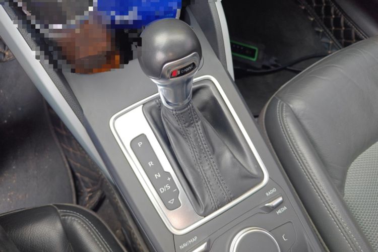 Used Audi Q2L 2018 35 TFSI Fashionable & Elegant Version China VI Emission Standard Gear Lever