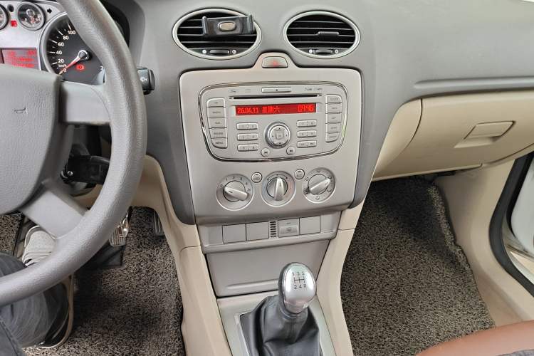 Used Ford Focus 2013 Sedan Classic 1.8L Manual Base Model Audio And AC Panel