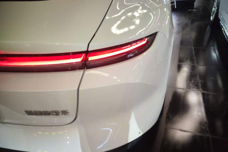 Used Nio ET5 2025 75 kWh Right Rear Taillight