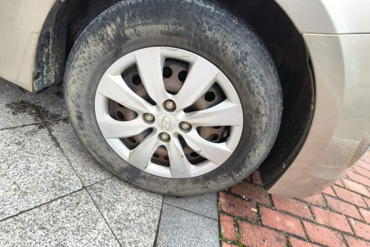 Used Hyundai Verna (older generation) 2014 1.4L Manual Fashion GS Model Right Front Wheel Hub