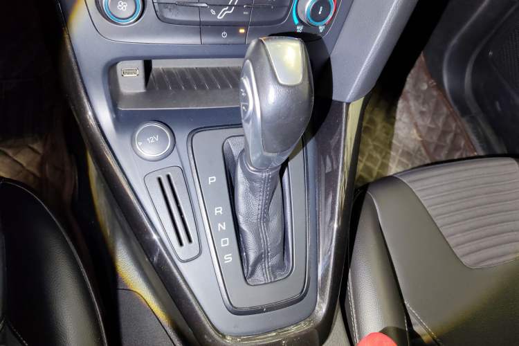 Used Ford Focus 2018 Sedan Classic 1.6L Automatic Trendy SmartDrive Edition Gear Lever