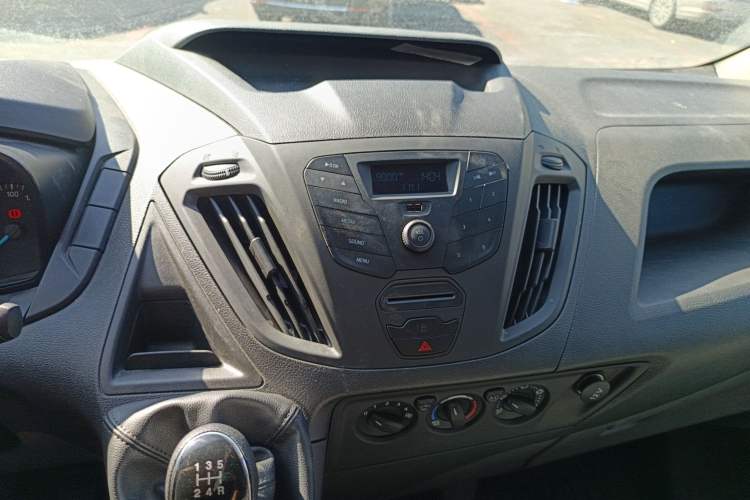 Used Ford Transit 2019 2.0T Gasoline Multi-Purpose Commercial Vehicle Short Wheelbase Low Roof 6-Seater China VI Standard
