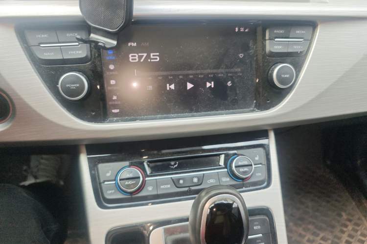 Used Geely Auto Emgrand X7 Sport 2018 1.8TD Automatic Two-Wheel Drive Smart Connect 4G Internet Edition Audio And AC Panel