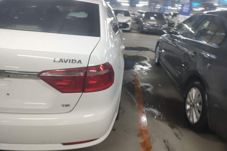 Used Volkswagen Lavida 2013 Revised Classic 1.6L Manual Fashion Edition
