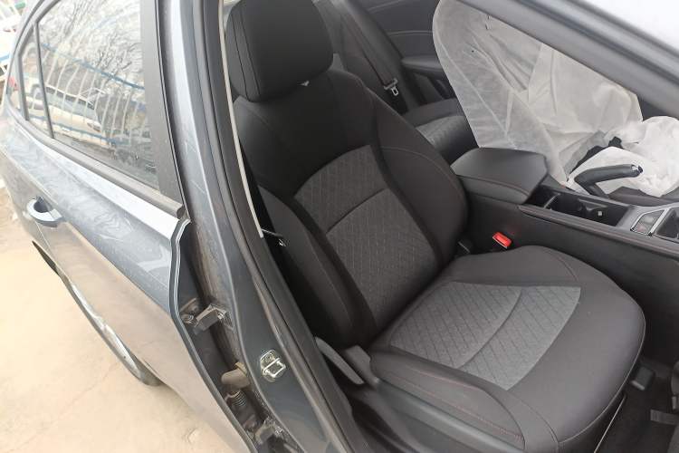 Used Roewe i5 2026 Model 1.5L Manual Comfort Version
