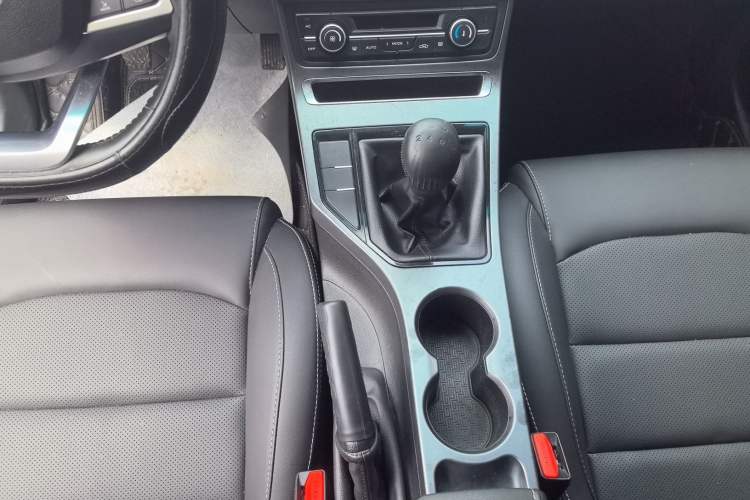 Used Geely Auto Emgrand 2019 Leading Edition 1.5L Manual Luxury Model China VI Standard Gear Lever