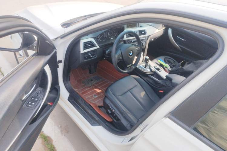 Used BMW 3 Series 2015 320i Luxury Line Stylish Edition Driver Seat