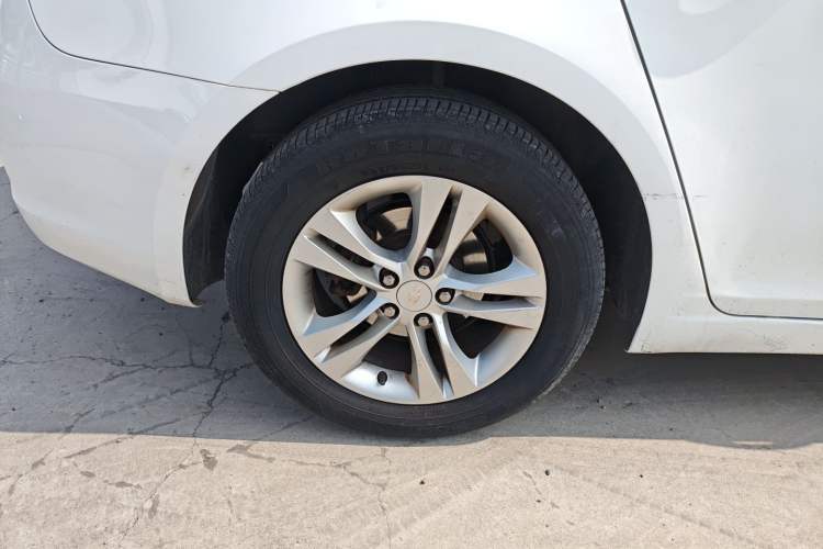 Used Chevrolet Cruze 2013 Hatchback 1.6L Manual Luxury Model Exterior 5