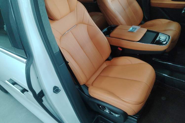 Used Geely Galaxy LEVC L380 2024 140-Degree 6-Seater All-Wheel-Drive Ultra Right Front Seat