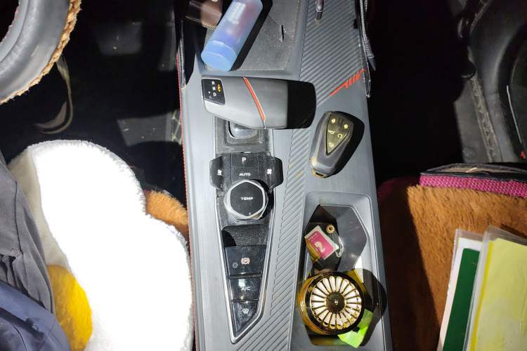 Used CHANGAN OSHAN Z6 2023 Blue Whale 1.5T DCT Smart-Led City Edition Gear Lever