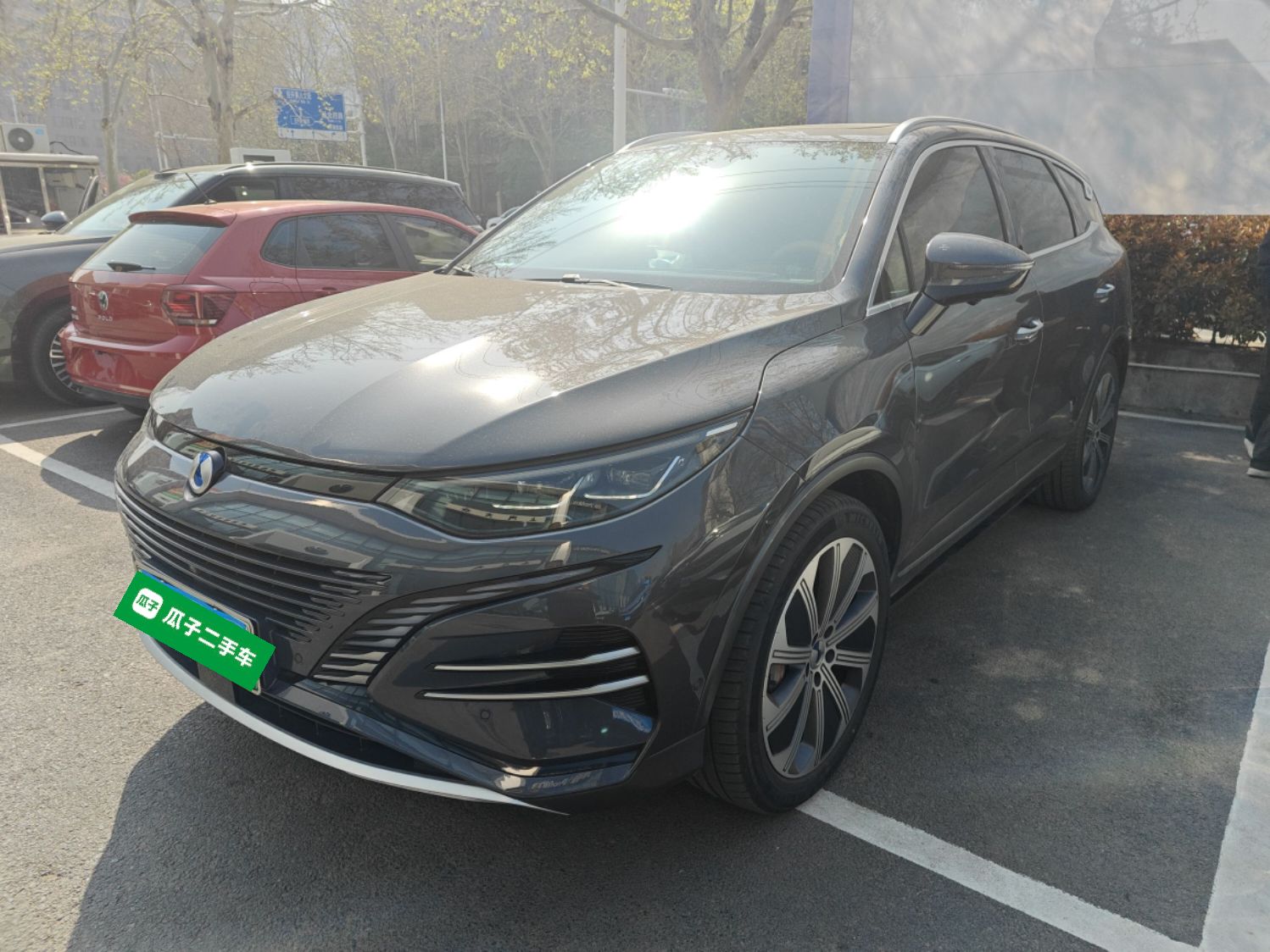 Под передней частью автомобиля