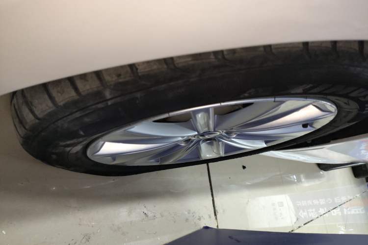 Used Volkswagen Polo 2014 1.4L Automatic Comfort Edition Left Front Wheel Hub