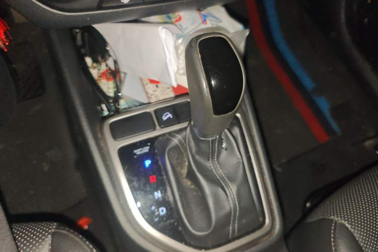 Used Hyundai ix25 2015 1.6L Automatic Two-Wheel Drive Smart GLS Trim Gear Lever