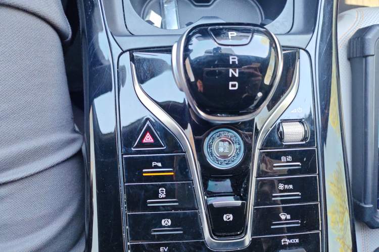 Used BYD Qin PLUS 2024 HONOR Edition DM-i 55KM Leading Model Gear Lever