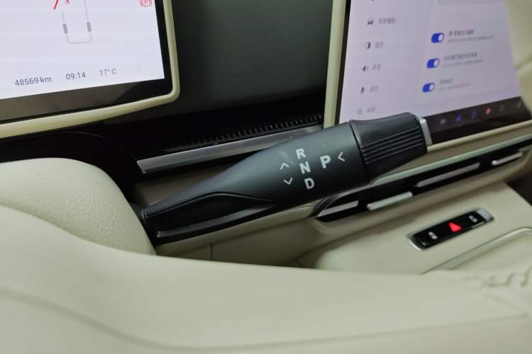 Used VOYAH Dream 2025 PHEV Four-Wheel Drive Excellence Kunpeng Edition Gear Lever