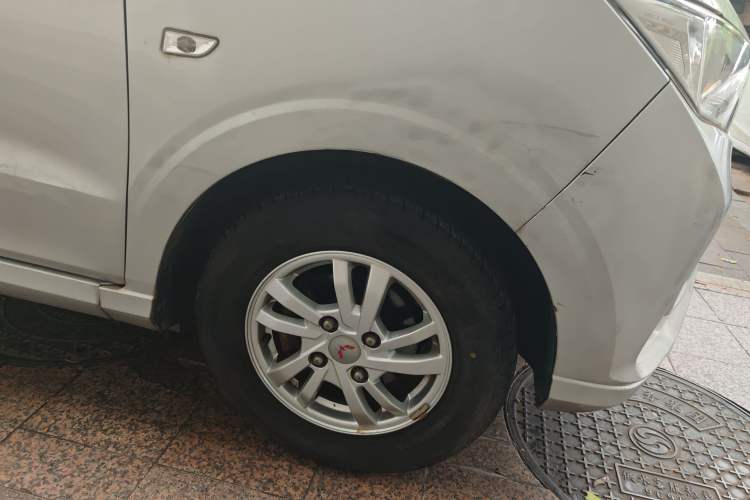 Used Wuling Hongguang 2018 1.5L S Standard Version L2B Right Front Wheel Hub