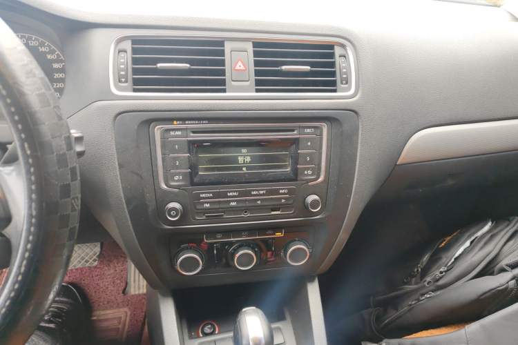 Used Volkswagen Sagitar 2014 1.6L Automatic Comfort Model Audio And AC Panel