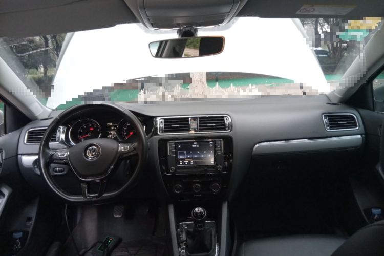 Used Volkswagen Sagitar 2018 1.6L Manual Comfort Model Center Console