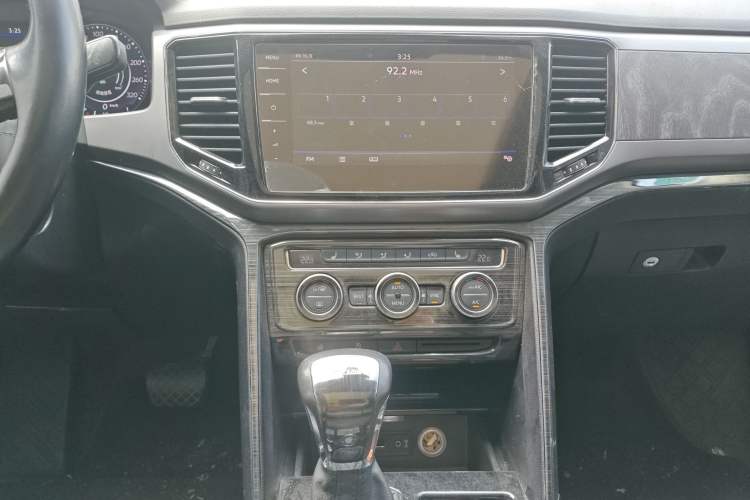 Used Volkswagen Teramont 2017 530 V6 Four-Wheel Drive Luxury Edition Audio And AC Panel