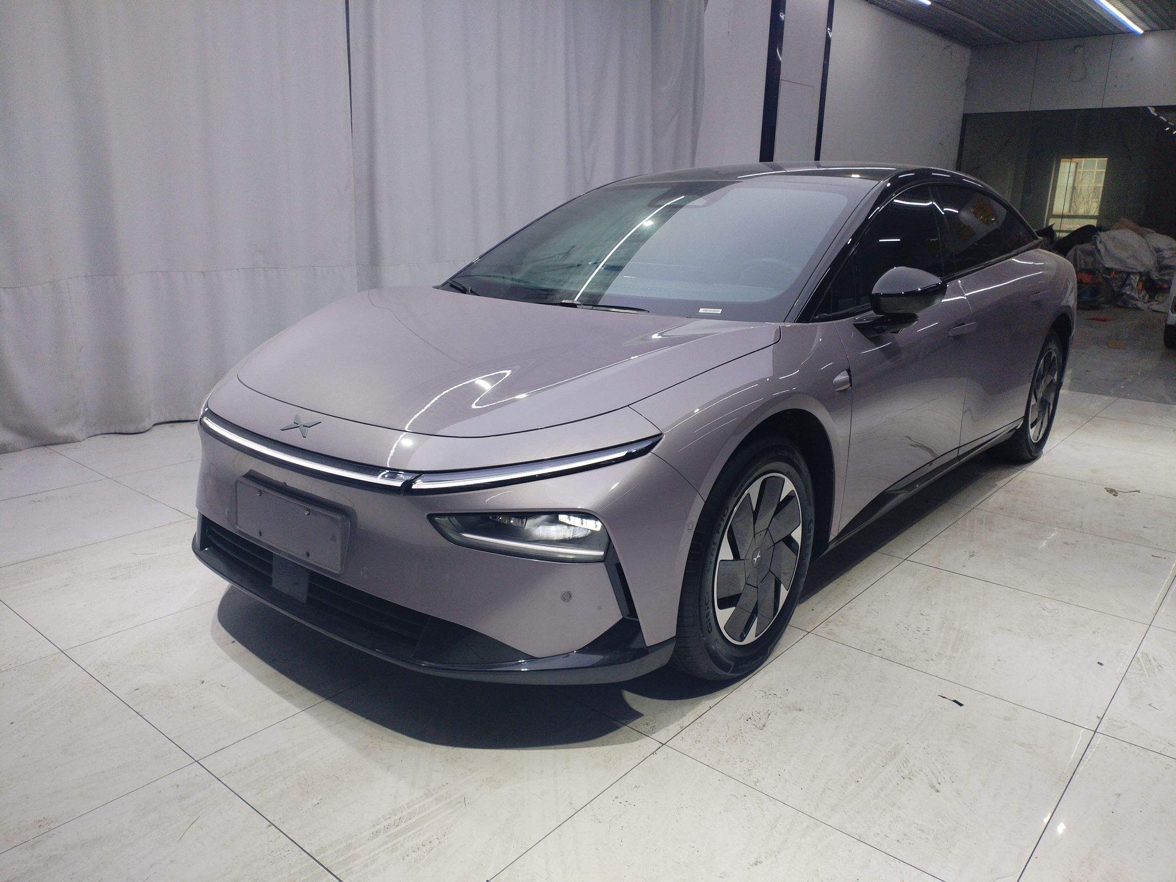 تحت مقدمة السيارة