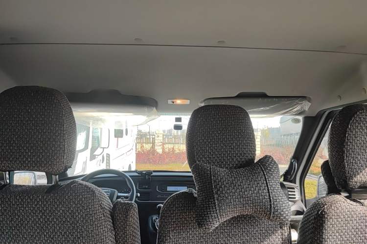 Used JMC Fushun 2023 2.0T Manual Short-Wheelbase Low-Roof Commercial Multi-Purpose Passenger Vehicle 6 Seats with Dual-Opening Tailgate
