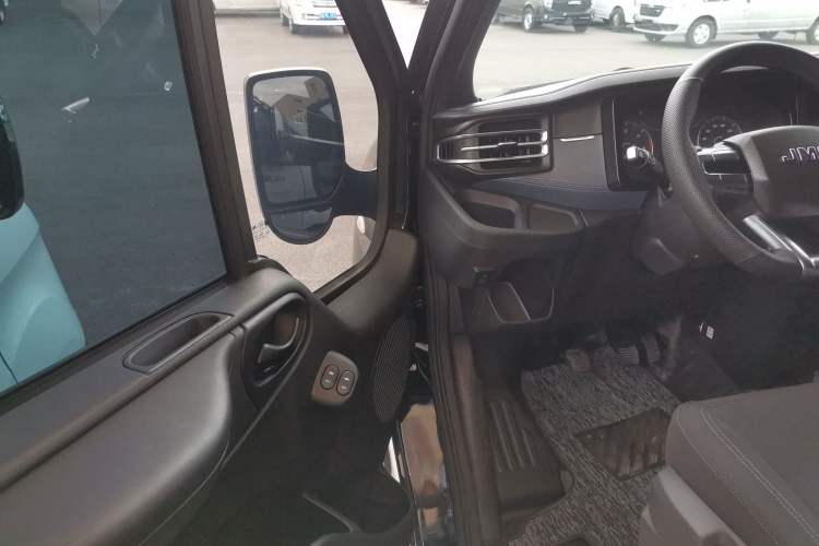 Used JMC Fushun 2025 2.0T 6MT Diesel Short-Wheelbase Low-Roof Commercial Multi-Purpose Passenger Vehicle with 5/6 Seats and Twin-Swing Tailgate