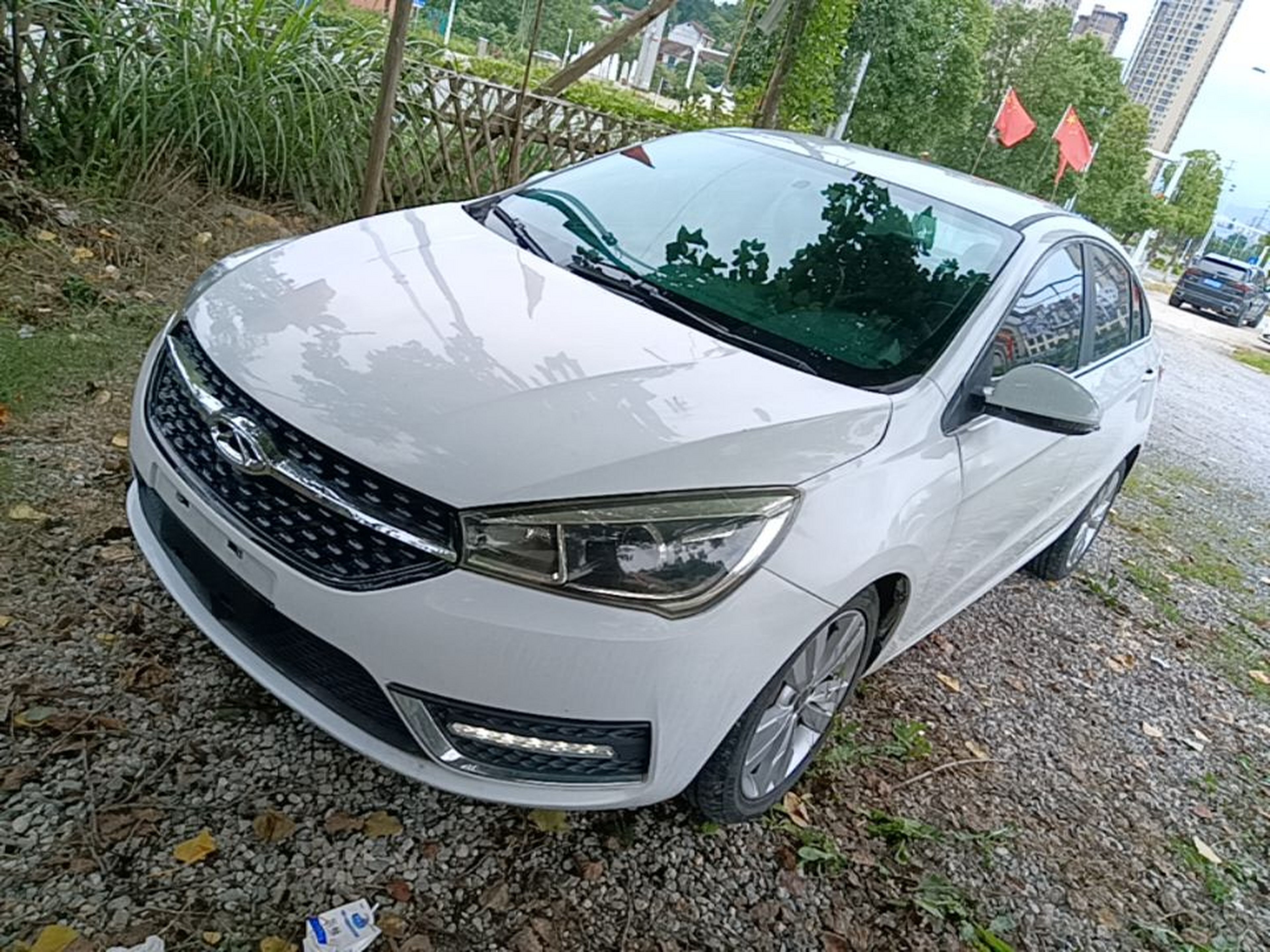 Под передней частью автомобиля