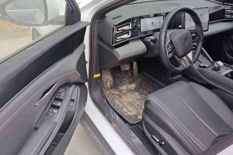 Used BYD Qin L 2024 DM-i 120KM Beyond Model Driver Seat