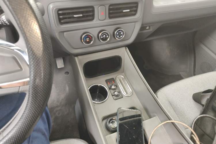 Used Wuling Yangguang 2024 300KM Comfort Version Passenger Van 75kW Gear Lever