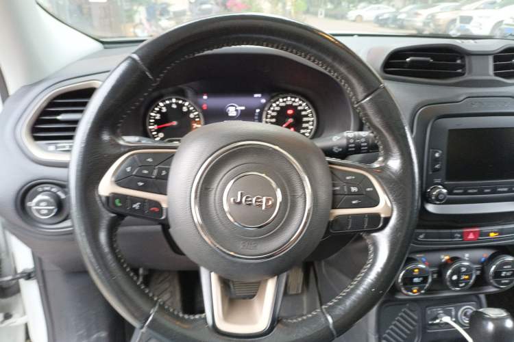 Used Jeep Renegade 2016 1.4T Automatic Smart Edition Steering Wheel