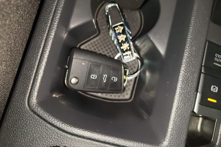 Used Volkswagen T-ROC 2025 Facelifted 300TSI DSG Two-Wheel-Drive Chen Guang Edition Interior 1