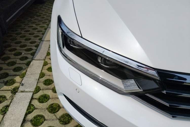 Used Volkswagen Magotan 2017 330TSI DSG Luxury Model Right Front Headlight