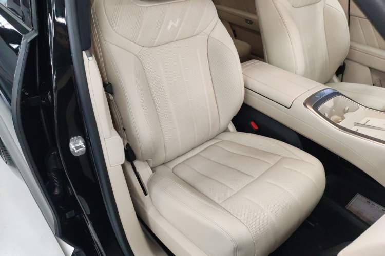 Used ONVO Luxeed L90 2025 Model—Ultra Six-Seater Version
