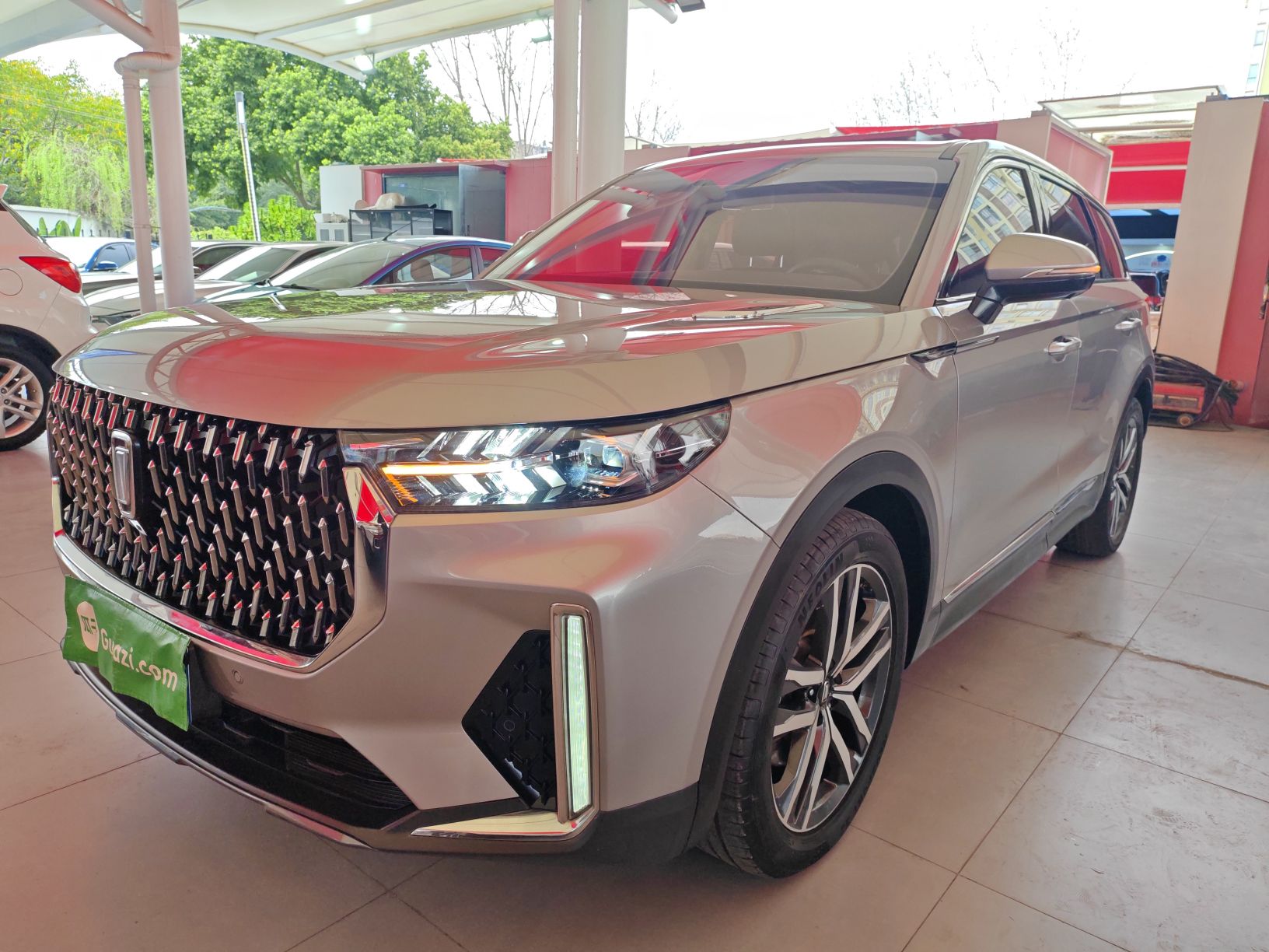 Под передней частью автомобиля