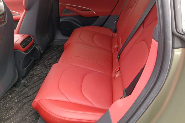 Used Xiaomi Auto SU7 2024 Four-Wheel Drive Ultra-Long Range Advanced Intelligent Driving Max Edition Left Rear Seat