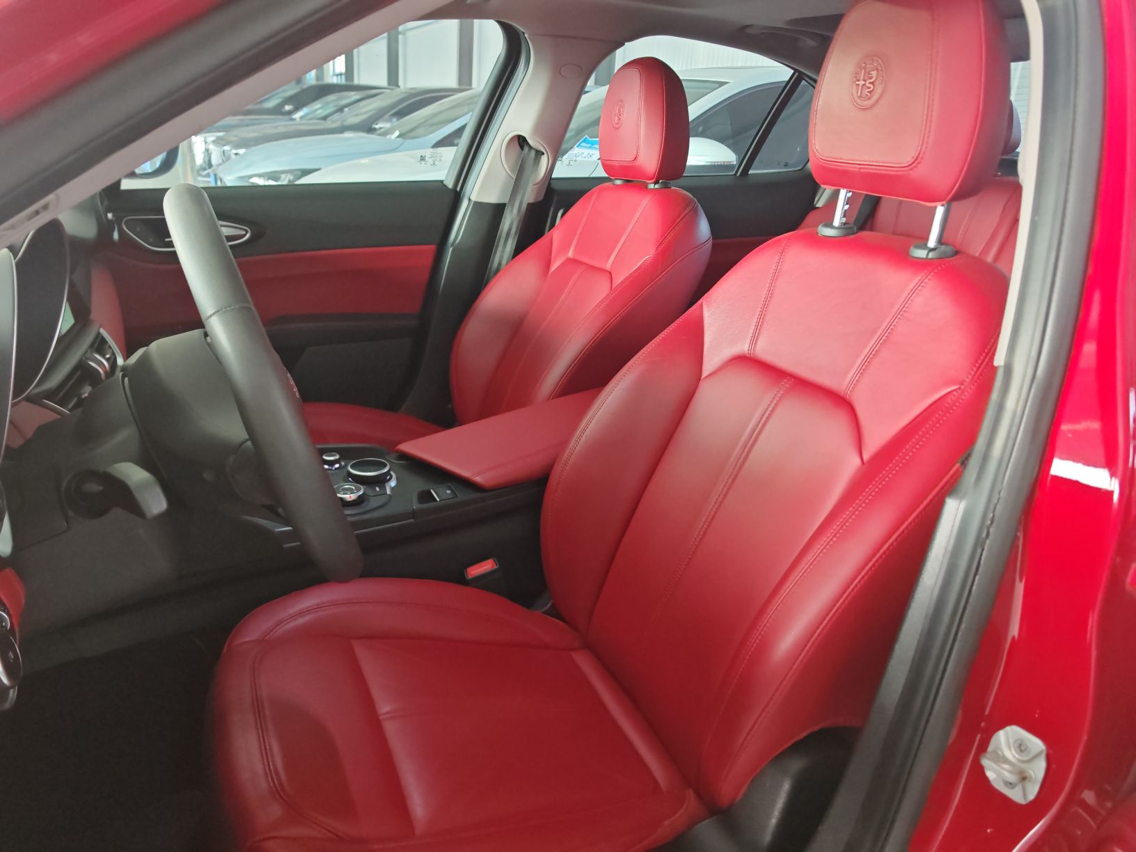 المقاعد الأمامية داخل السيارة