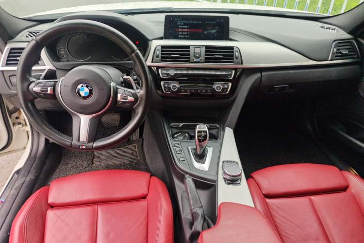 Used BMW 3 Series 2018 330i M Sport Night Edition Center Console