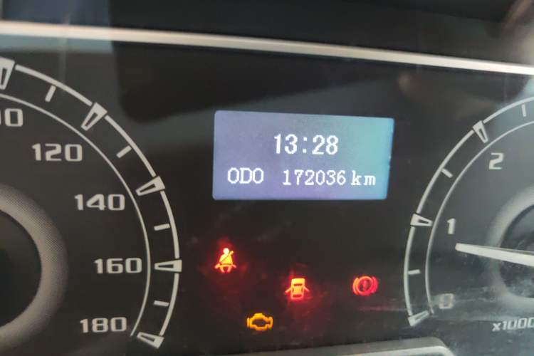 Used SAIC MAXUS Xintu V80 2019 2.5T Classic Model 6-Speed Manual Commercial Van with Short Wheelbase and Low Roof 9-Seater