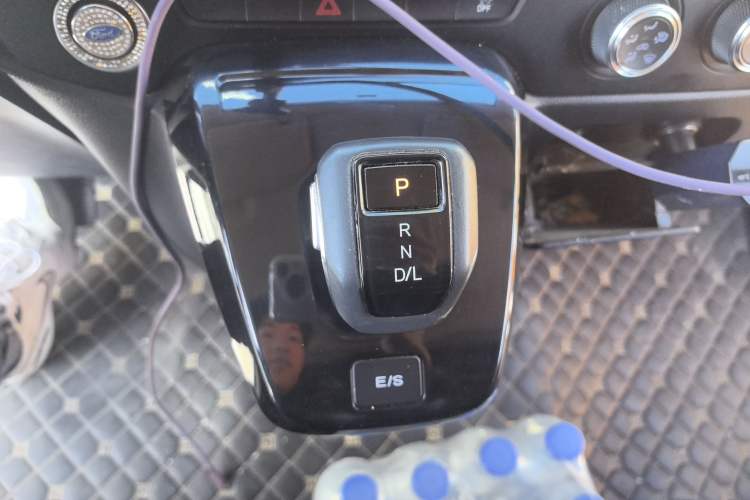 Used JMC Fushun 2025 2.0T 8AT Diesel Short-Wheelbase Mid-Height Commercial Van with 2/3 Seats
