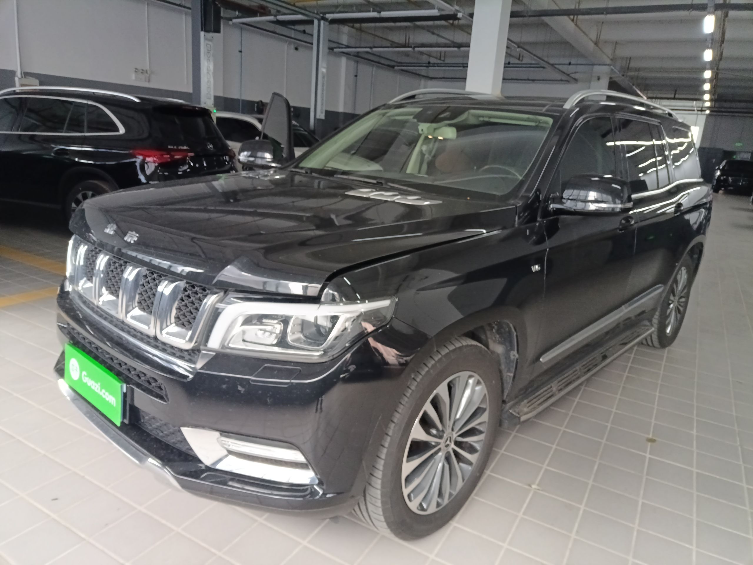 Под передней частью автомобиля