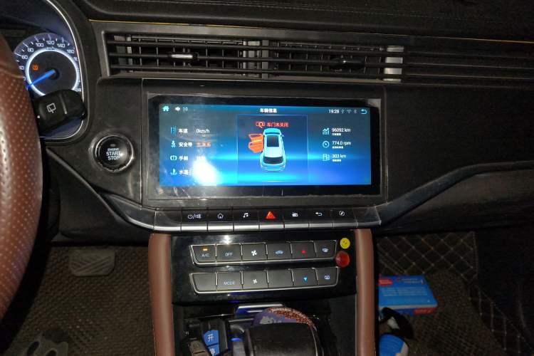 Used Sinotruk VGV U70 2020 1.5T Automatic Smart Luxury Flagship 7-Seater Audio And AC Panel