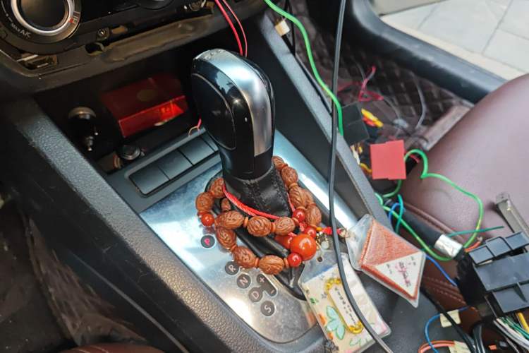 Used Volkswagen Sagitar 2012 1.4TSI Automatic Fashion Edition Gear Lever