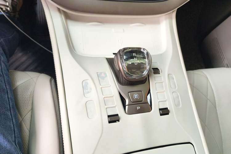 Used Denza D9 2022 DM-i 1040 Prestige Model Gear Lever